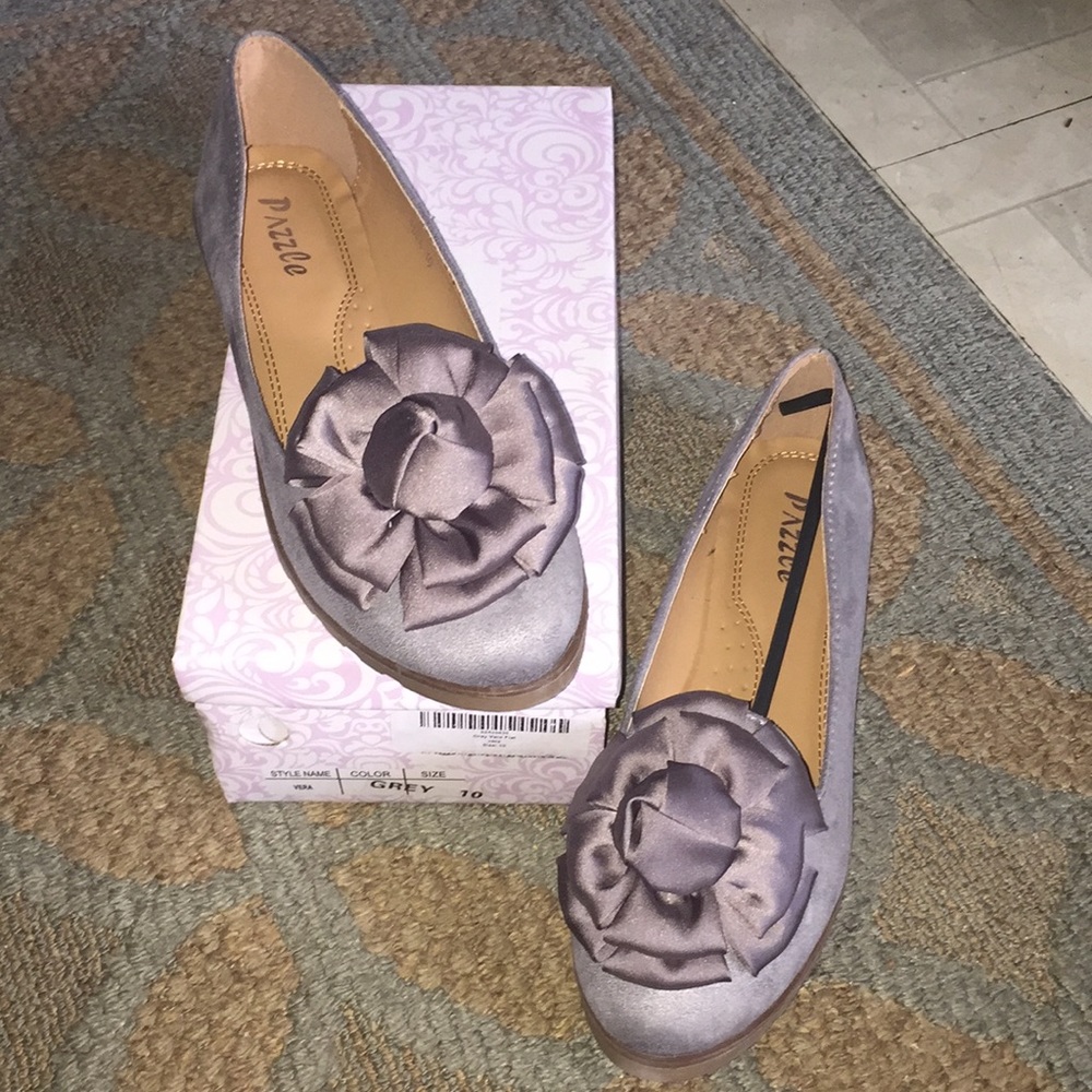 Adorable grey flats